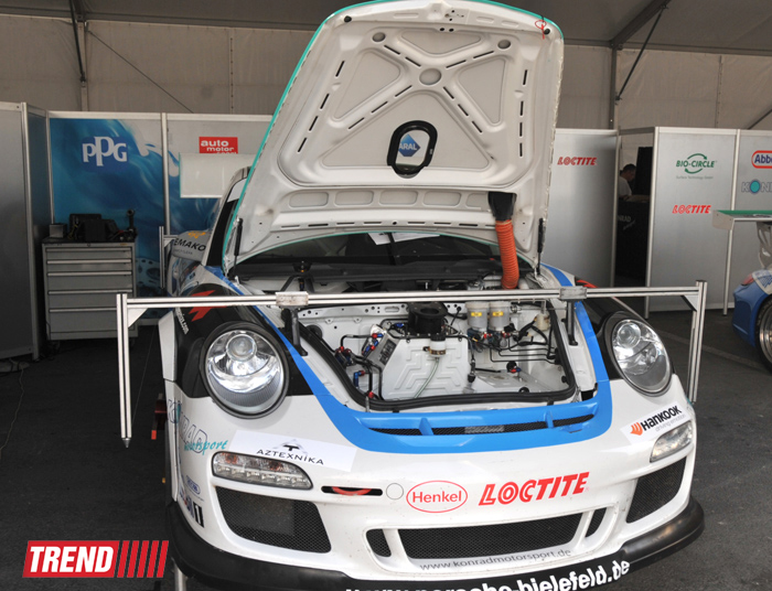 В Баку стартовал парад гоночных машин, участвующих в City Challenge (Фото)